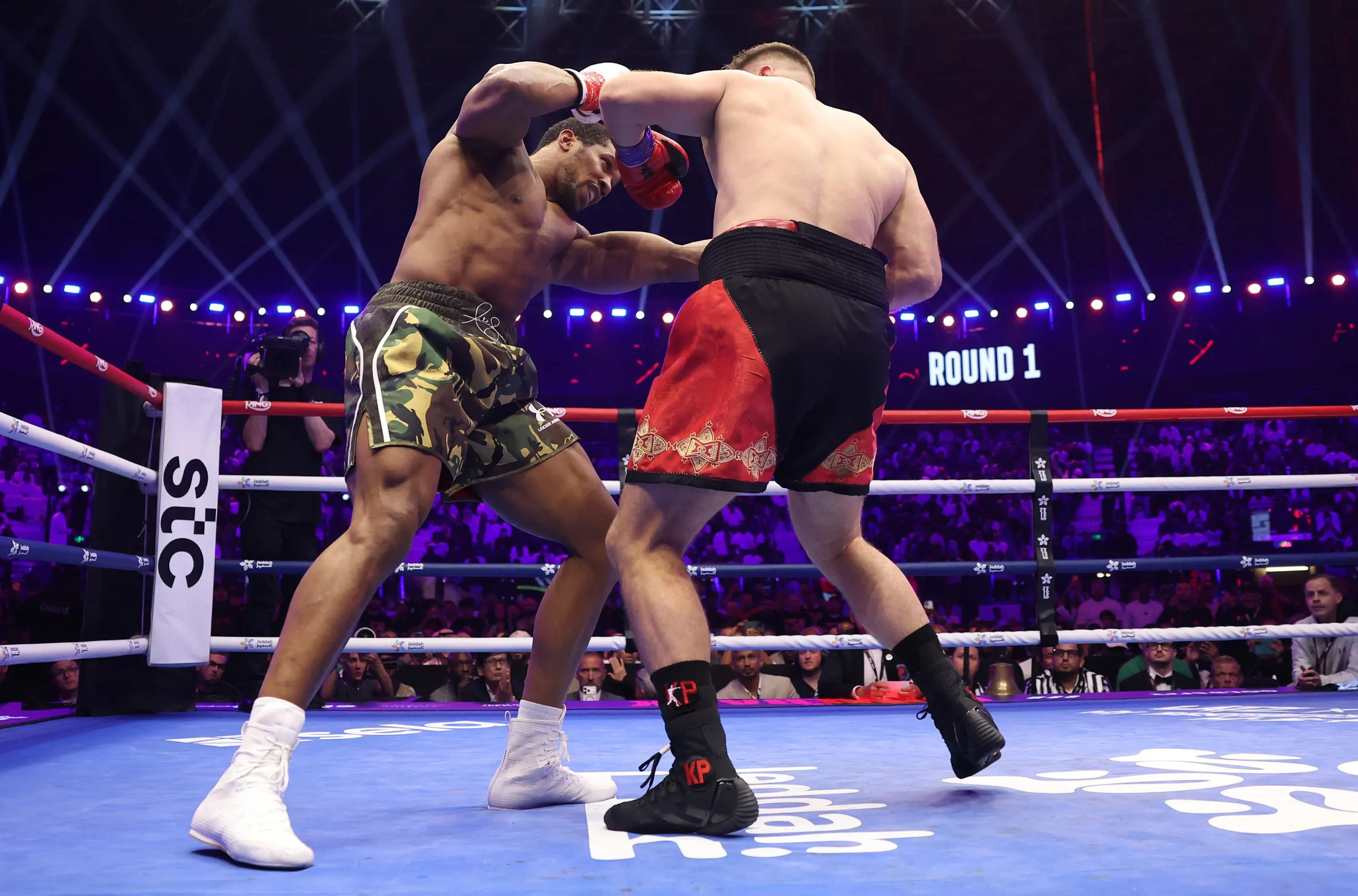 Nocaute Espetacular: Anthony Joshua Vira o Jogo Contra Kristian Prenga em Luta Eletrizante na Arábia Saudita