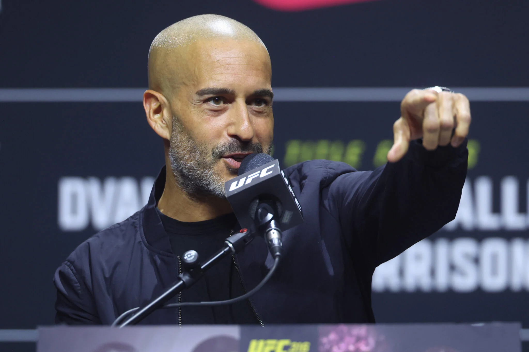 Jon Anik e Bruce Buffer em Retorno Raro para o UFC Belgrado, Marcando a Estreia Histórica na Sérvia: Veja a Equipe Completa!