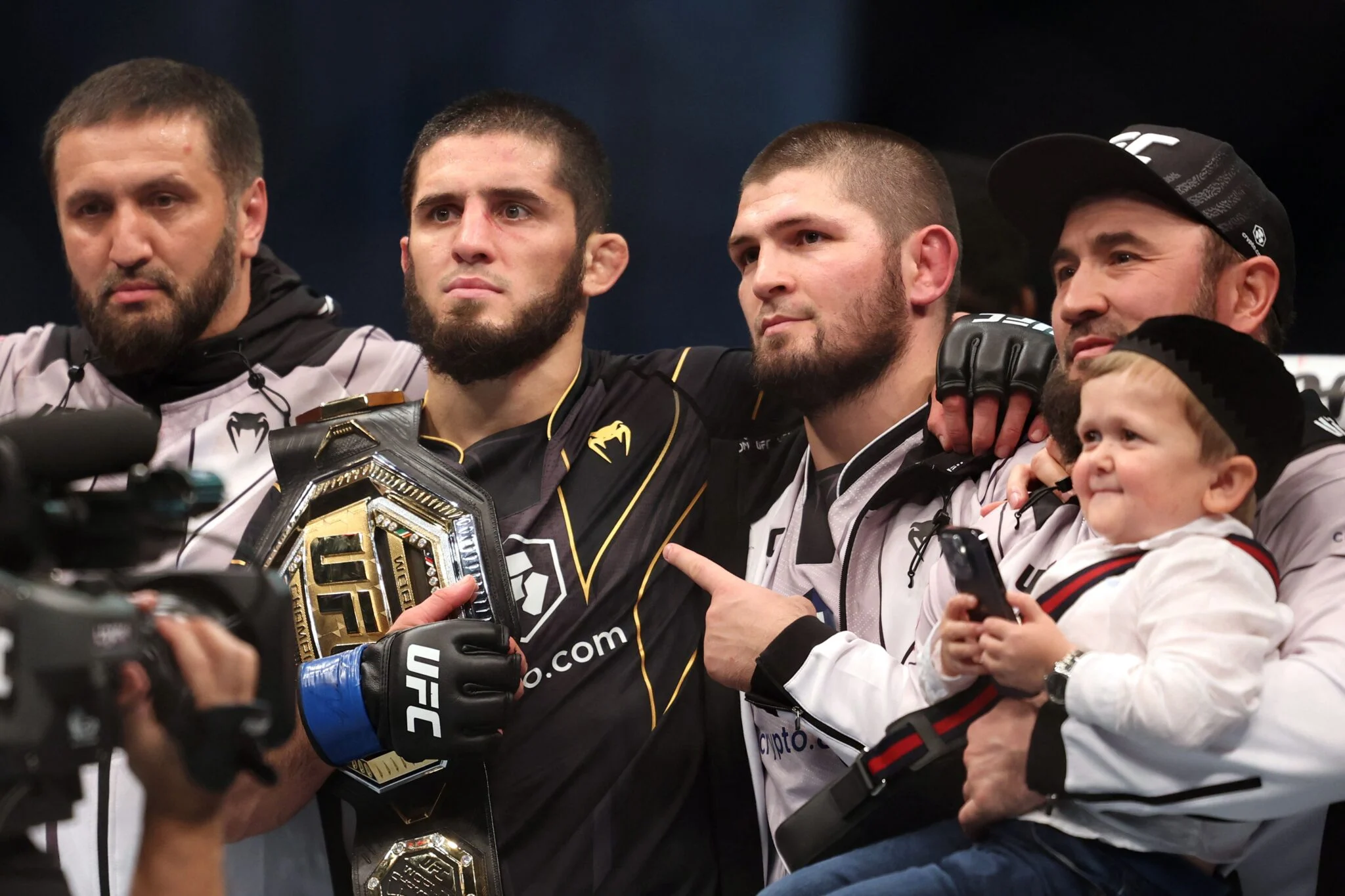 Islam Makhachev Deixa Rivalidade com Khabib de Lado e Surpreende ao Expressar Simpatia Genuína por Conor McGregor Após Lesão no UFC 329, Revelando Expectativas e Futuro do Esporte