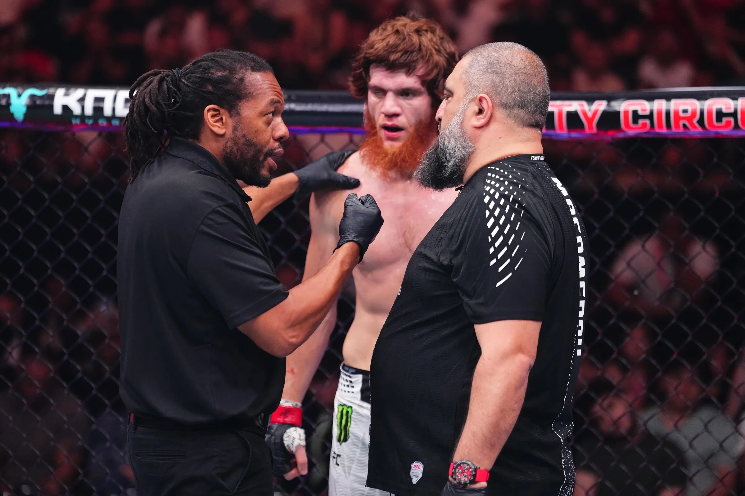 UFC: Valter Walker choca ao revelar que Shara Bullet praticava puxar cabelo em treinos, ‘Um dos motivos para eu raspar a cabeça’
