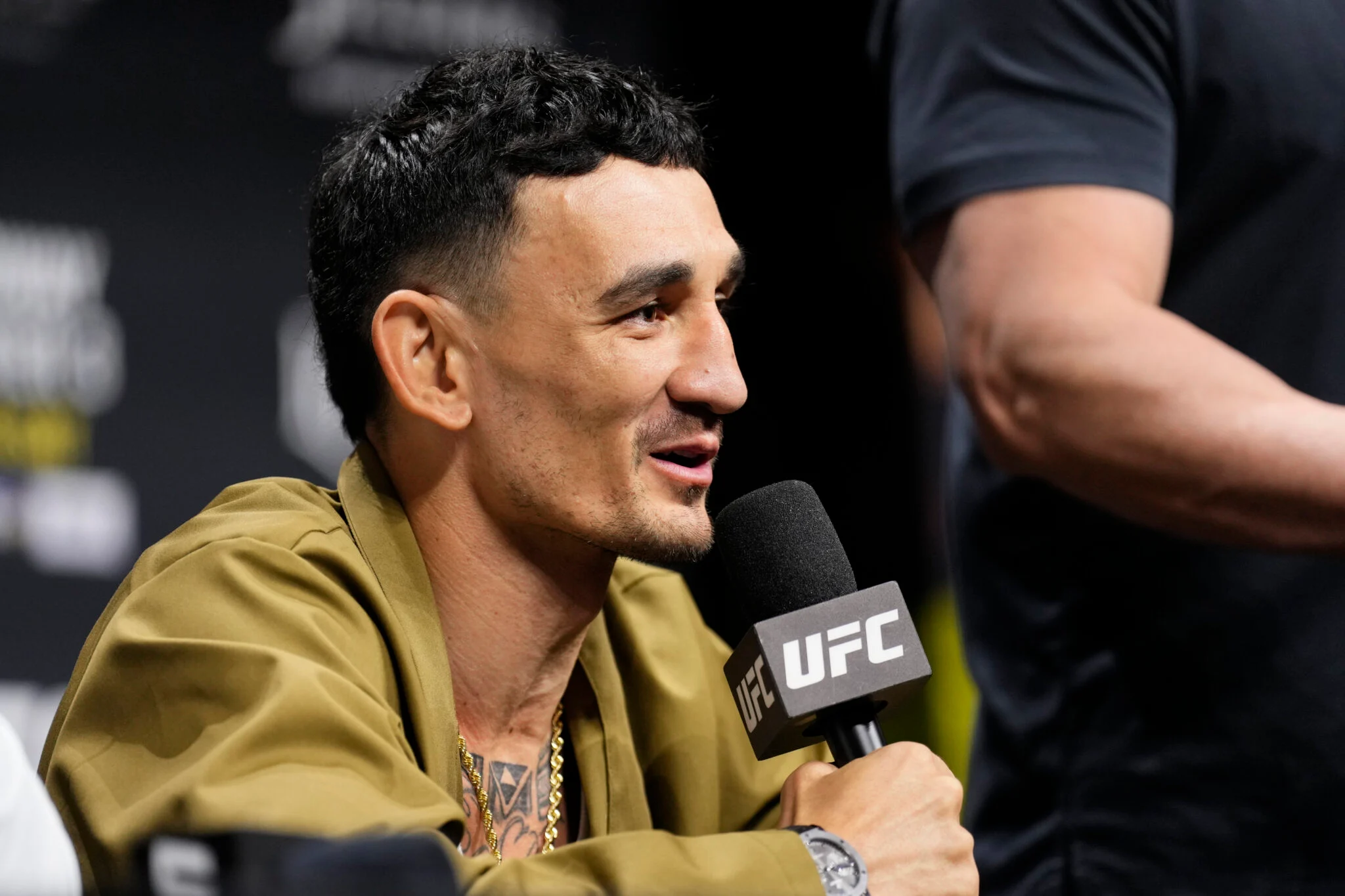 Max Holloway Quebra o Silêncio Sobre Foto Viral e Preocupações com Peso Antes do UFC 329: A Verdade Por Trás da Imagem de IA!