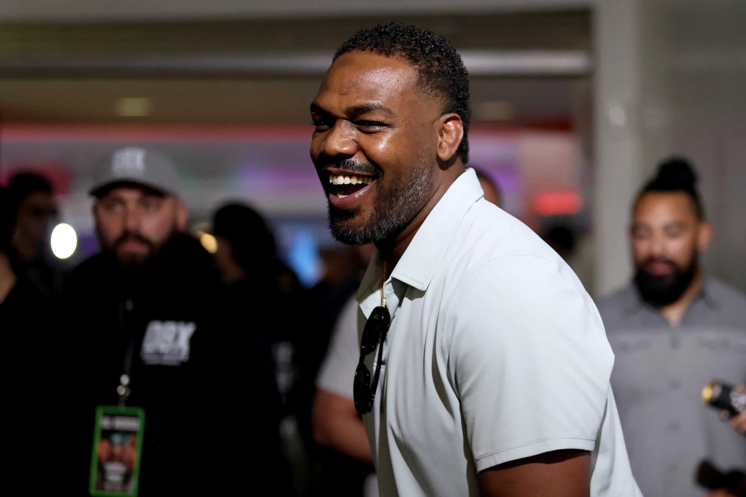 Jon Jones Esclarece Reação Viral de ‘GOAT’ Após Derrota de Alex Pereira no UFC e Revela Respeito