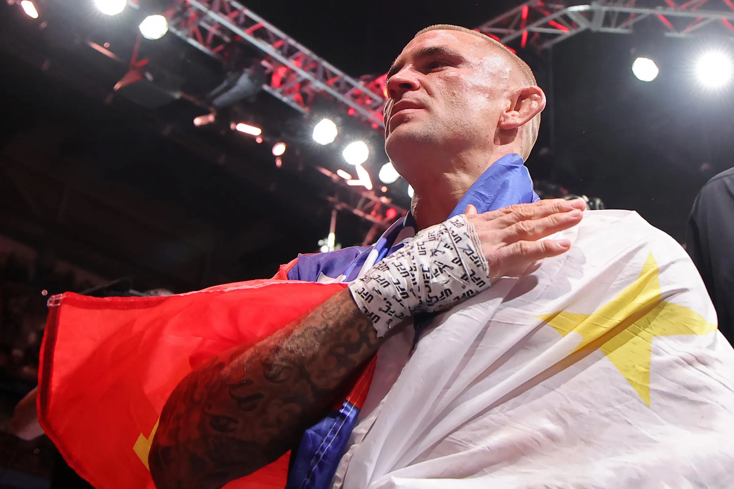 Dustin Poirier Pede Desculpas por Comportamento no Aeroporto de Atlanta e Revela Luta Contra o Álcool: ‘Não Quero Ver o Vídeo da Prisão’