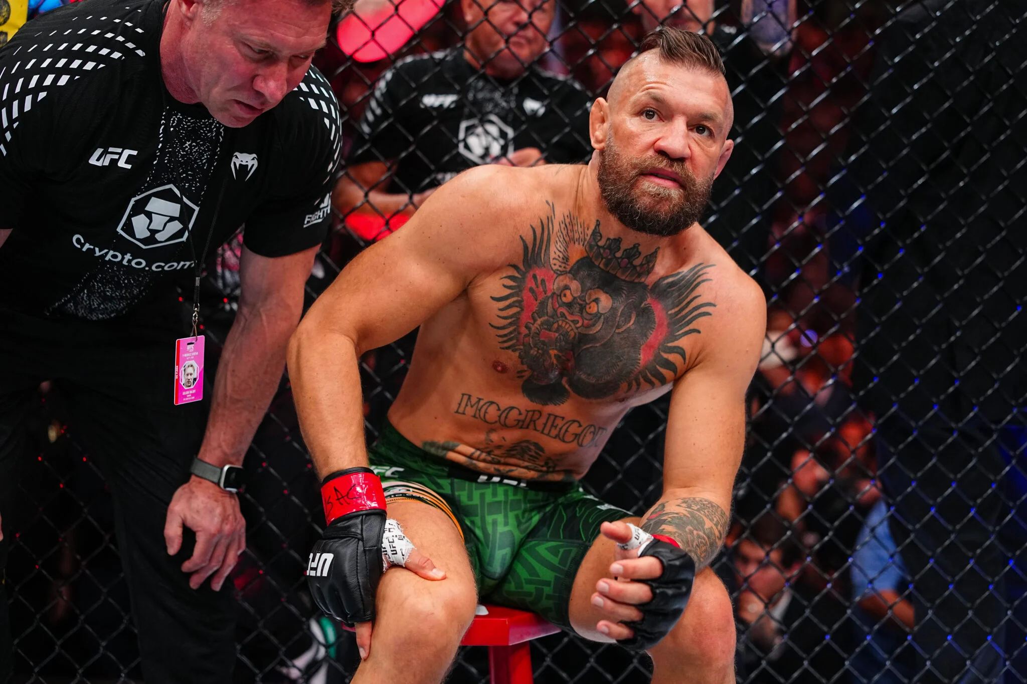 Filho de Max Holloway Provoca Conor McGregor no Ringside Após Derrota e Lesão em 1 Minuto no UFC 329: ‘Quem é seu papai agora?’