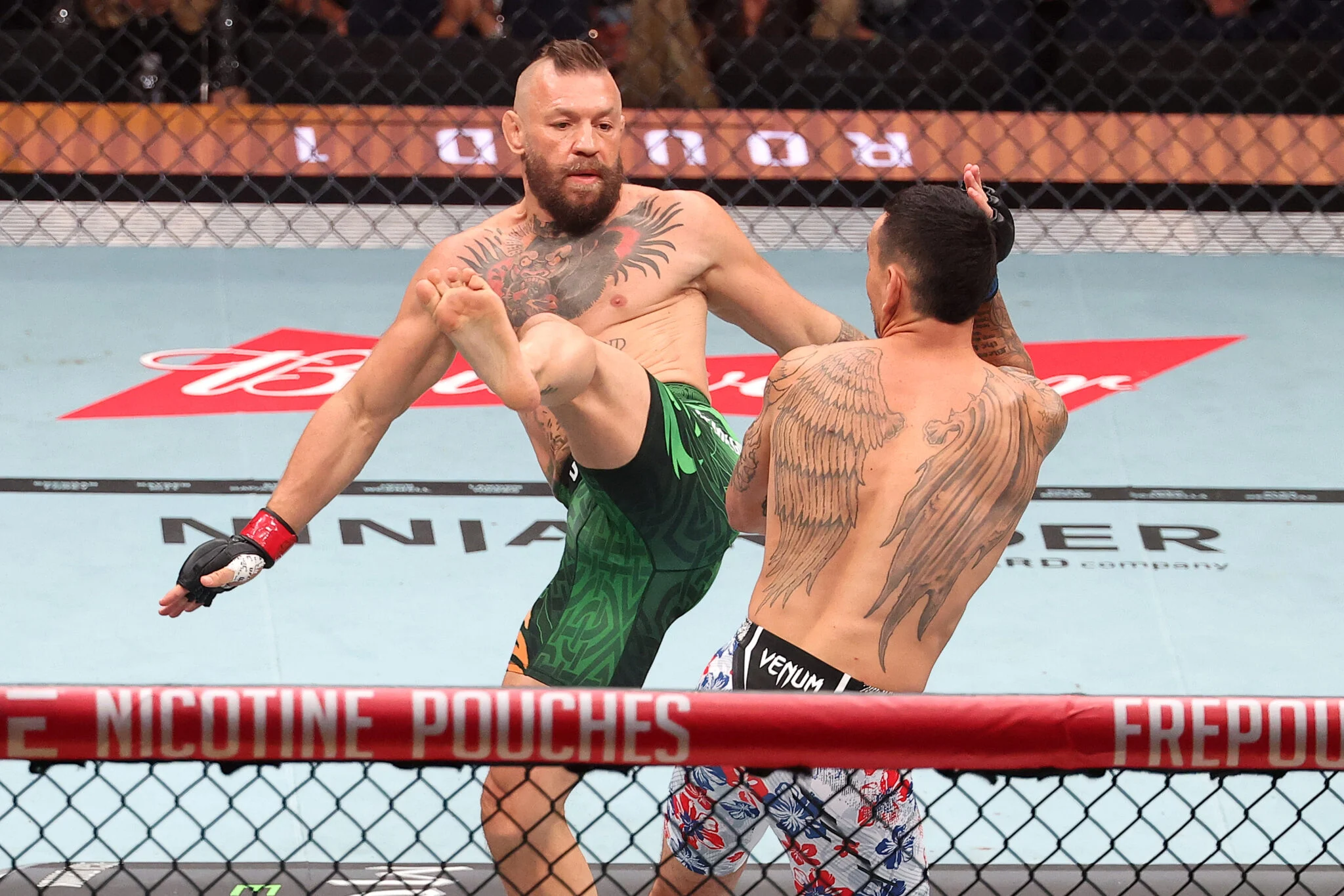 Dustin Poirier critica duramente o plano de luta de Conor McGregor no UFC 329 que causou lesão: ‘É loucura total!’