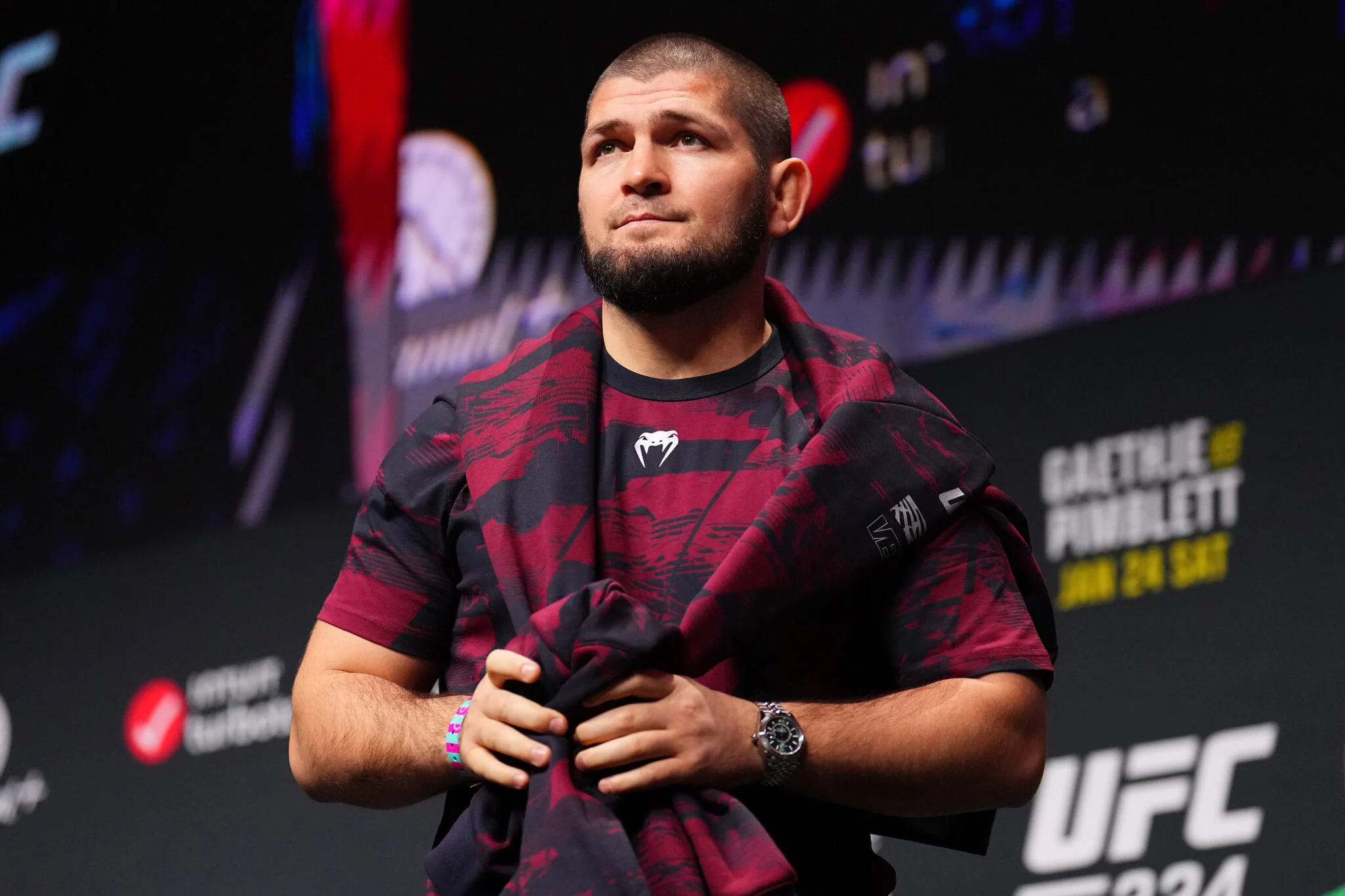 Khabib Nurmagomedov critica UFC duramente por forçar ‘irmãos’ a se enfrentarem e revela descontentamento com o esporte