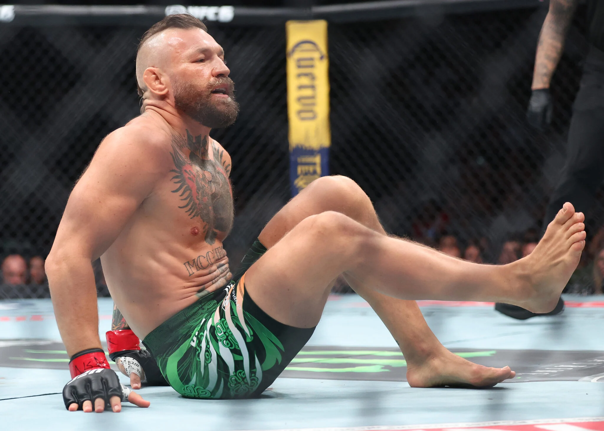 Jon Jones Elogia Resiliência de Conor McGregor Após Lesão e Espera: ‘Que Não Desista’, Destacando Sua Fé