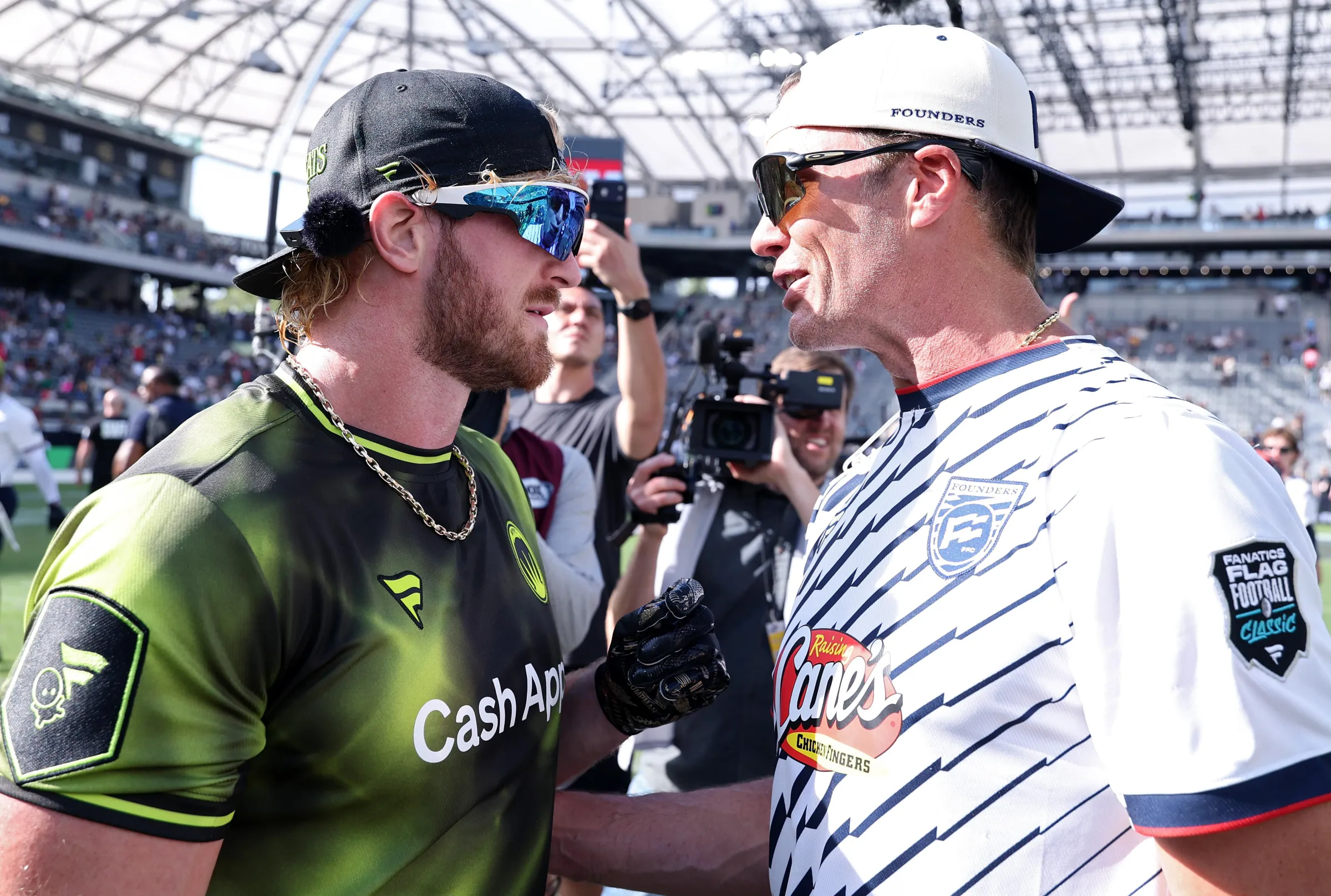 Tom Brady Saca Tapa em Logan Paul no Palco do Fanatics Fest 2026: Lenda da NFL e Influenciador em Incidente Viral com Suspeita de WWE