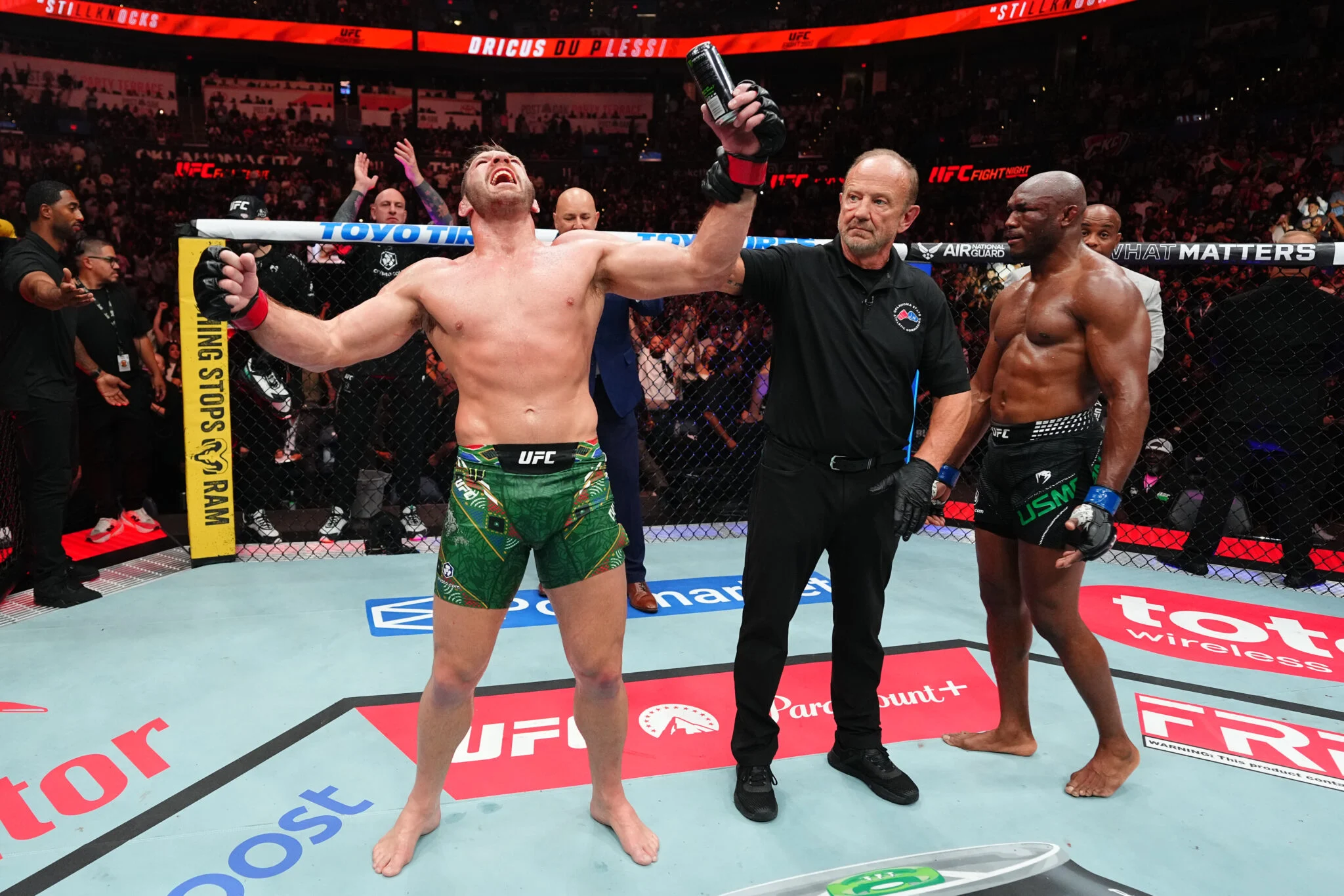 Kamaru Usman Explode Após Derrota para Dricus du Plessis no UFC: ‘Não Sou Perdedor, Mas Juízes Erraram e Tive Dedada no Olho’