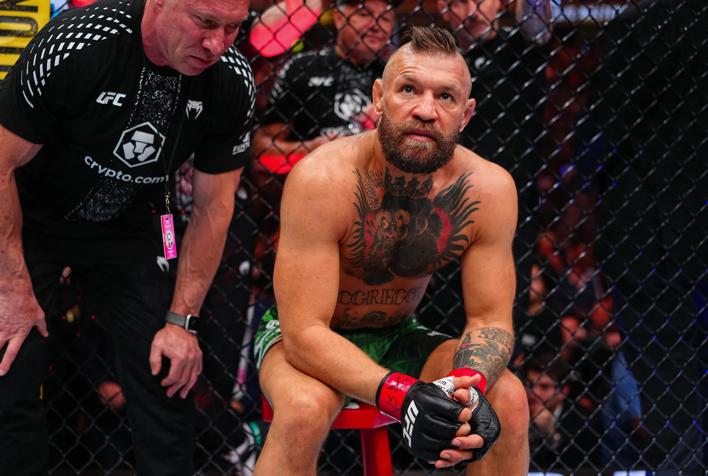 Conor McGregor Detalha Lesão no Joelho, Revela Torção de ACL e Menisco, e Aponta Data Surpreendente para Seu Retorno ao UFC
