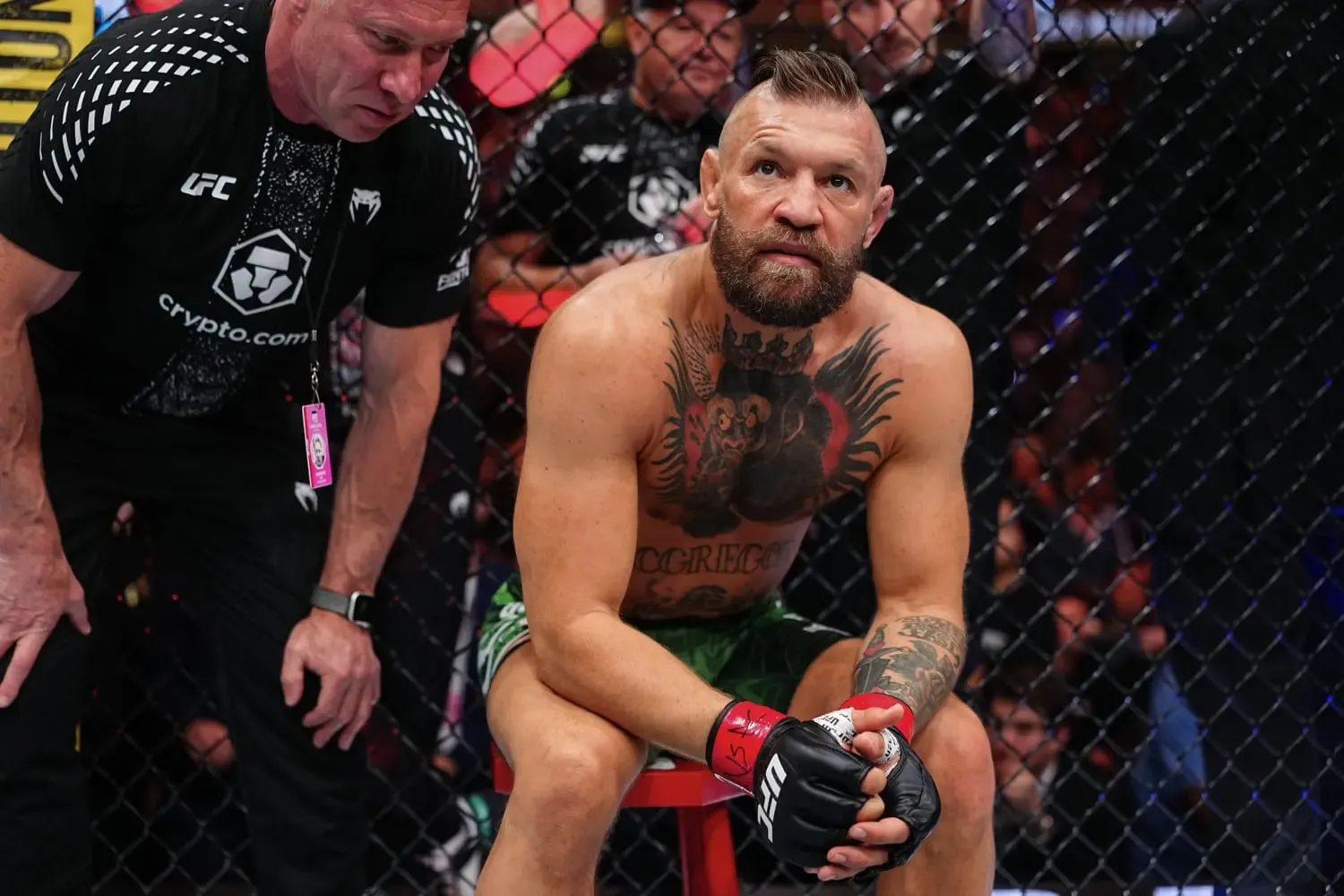Conor McGregor Detalha Lesão no Joelho, Surpreende Fãs com Prognóstico Ousado de Retorno ao UFC e Desafia Expectativas Médicas