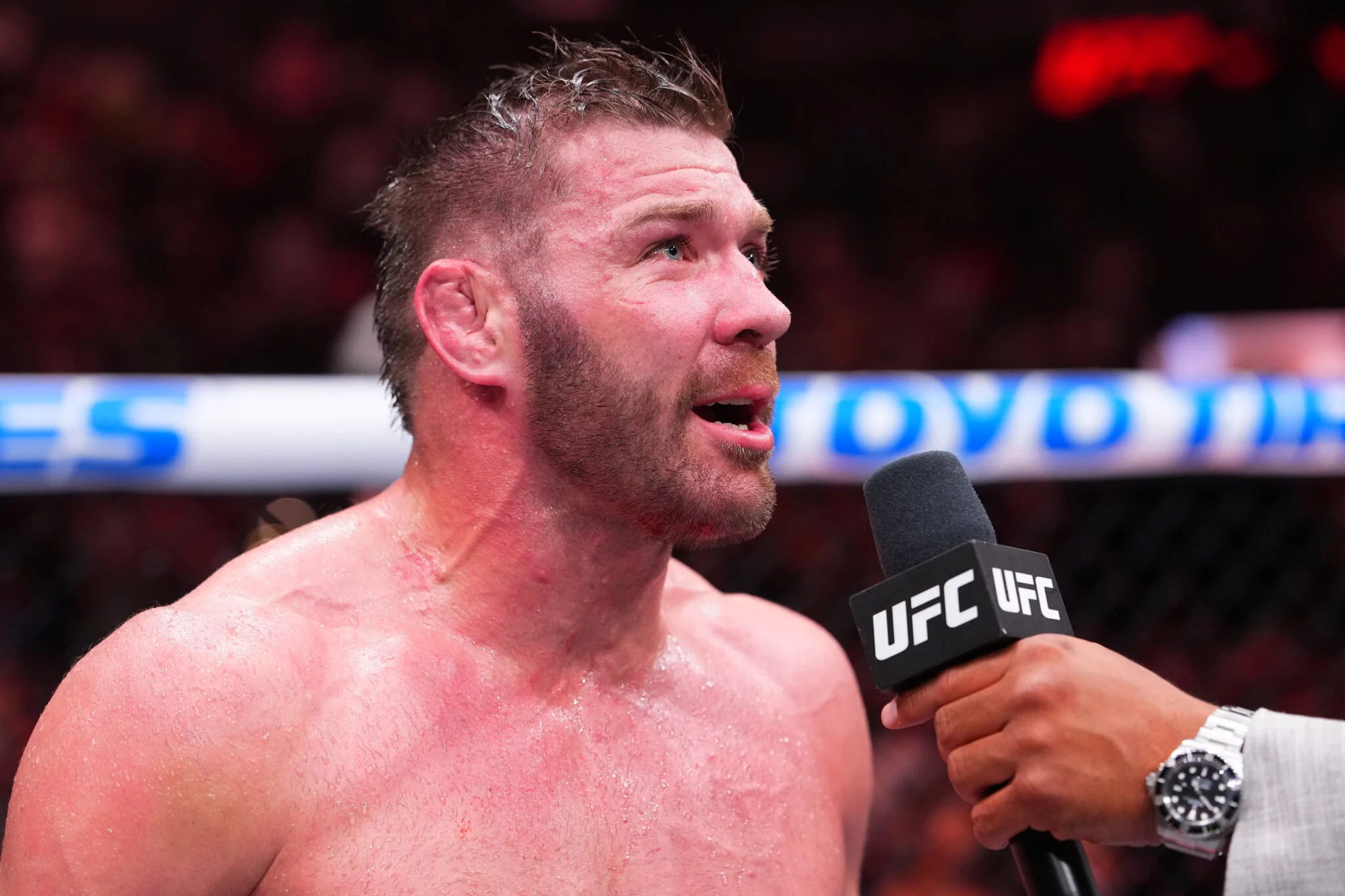 Dricus du Plessis viraliza ao desafiar Francis Ngannou após vitória no UFC e icônico brinde com cerveja