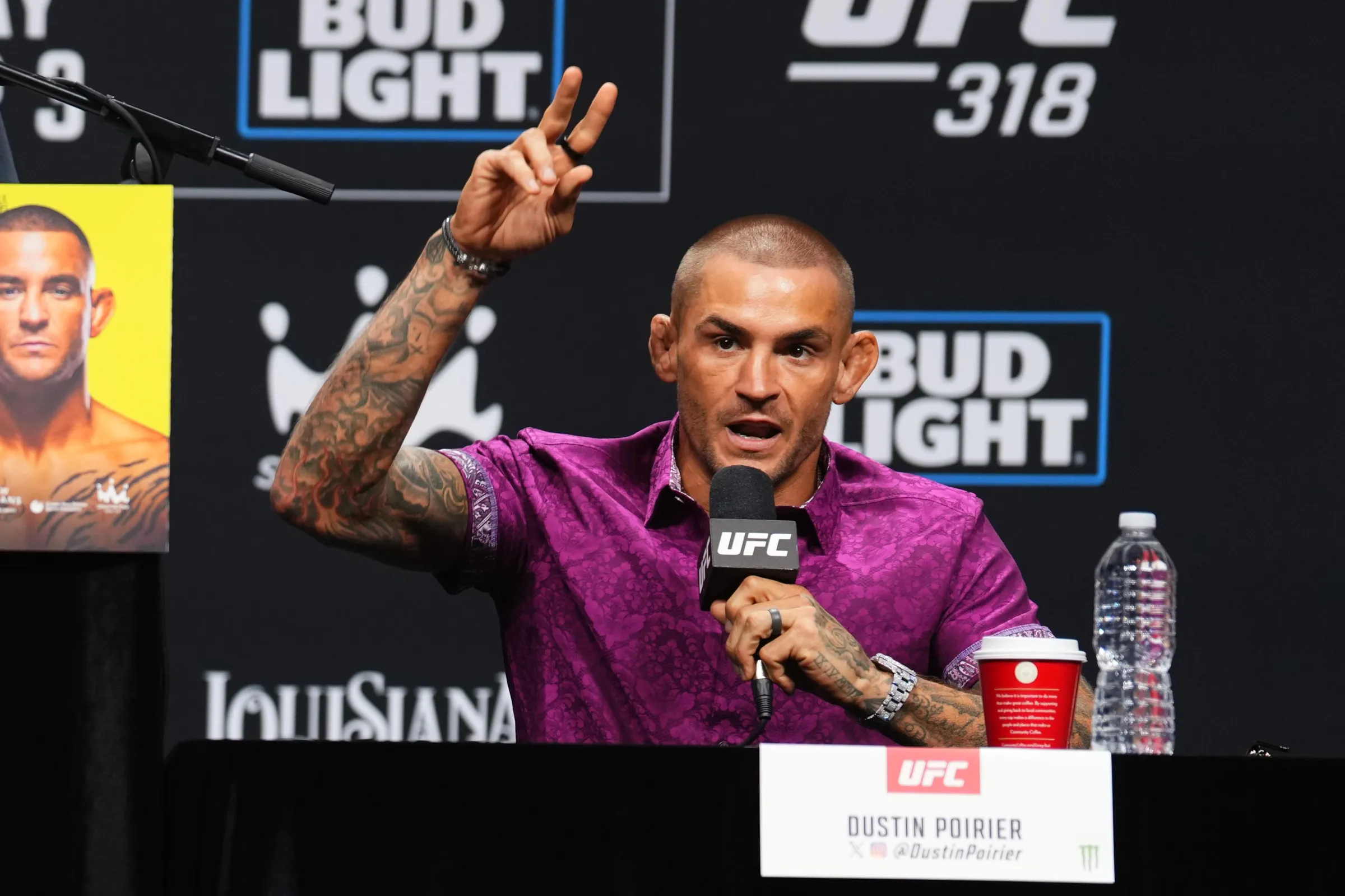 Dustin Poirier detalha rescisão imediata do contrato com Bud Light após prisão por embriaguez: ‘Não preciso desse veneno’