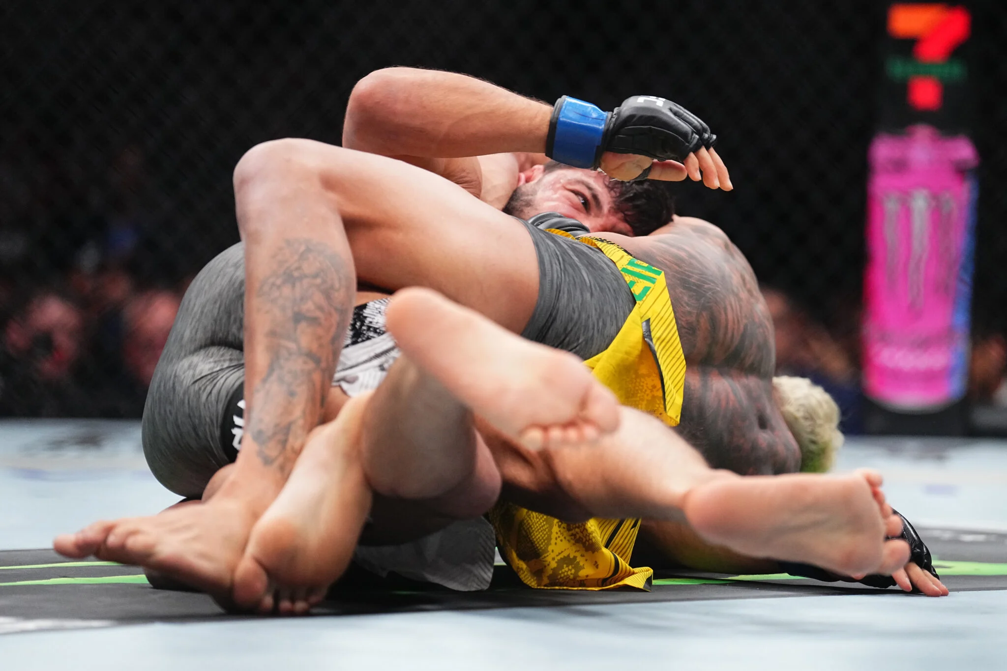 Dustin Poirier Revela: Calção de Arman Tsarukyan ‘Salvou’ o Lutador de Finalização Crucial Contra Charles Oliveira no UFC 300