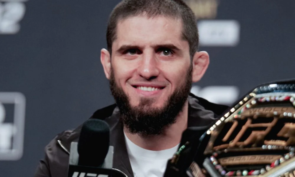 Makhachev de Olho em Carlos Prates: O Campeão do UFC Aprova Duelo com o ‘Bolo de Nutella’ na Categoria dos Meio-Médios e Agita o Futuro do Cinturão