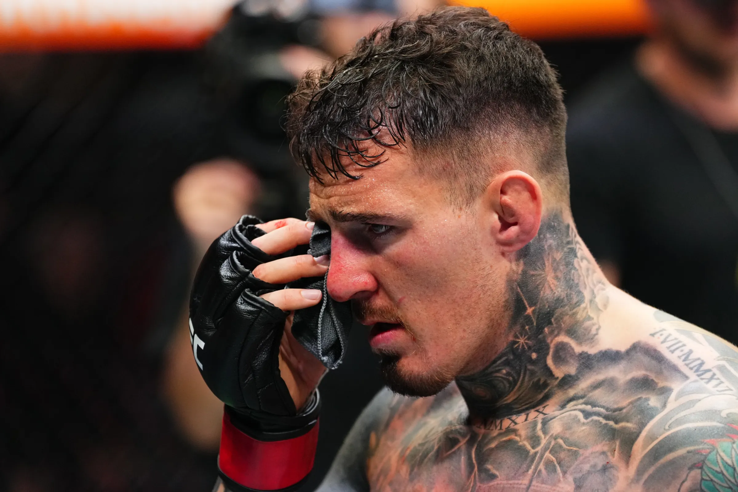 Joe Rogan Defende Tom Aspinall de Críticas Após Polêmico No-Contest no UFC 321 e Revela Detalhes Chocantes sobre Lesão no Olho