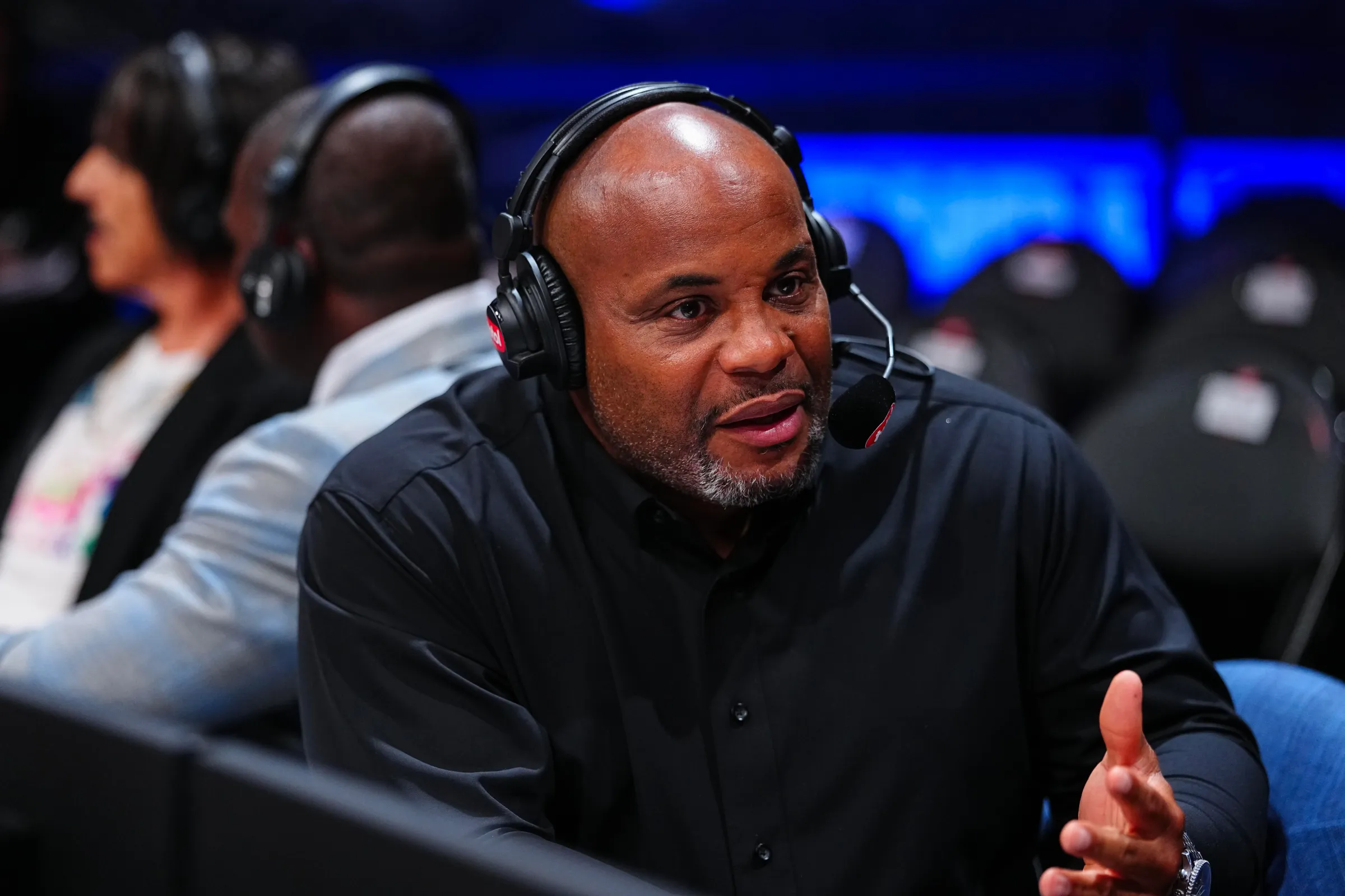 Daniel Cormier Revela Detalhes de Luta Suspeita no UFC: ‘Como Este Garoto é Tão Ruim?’ e o Alerta do FBI sobre Apostas Arranjadas