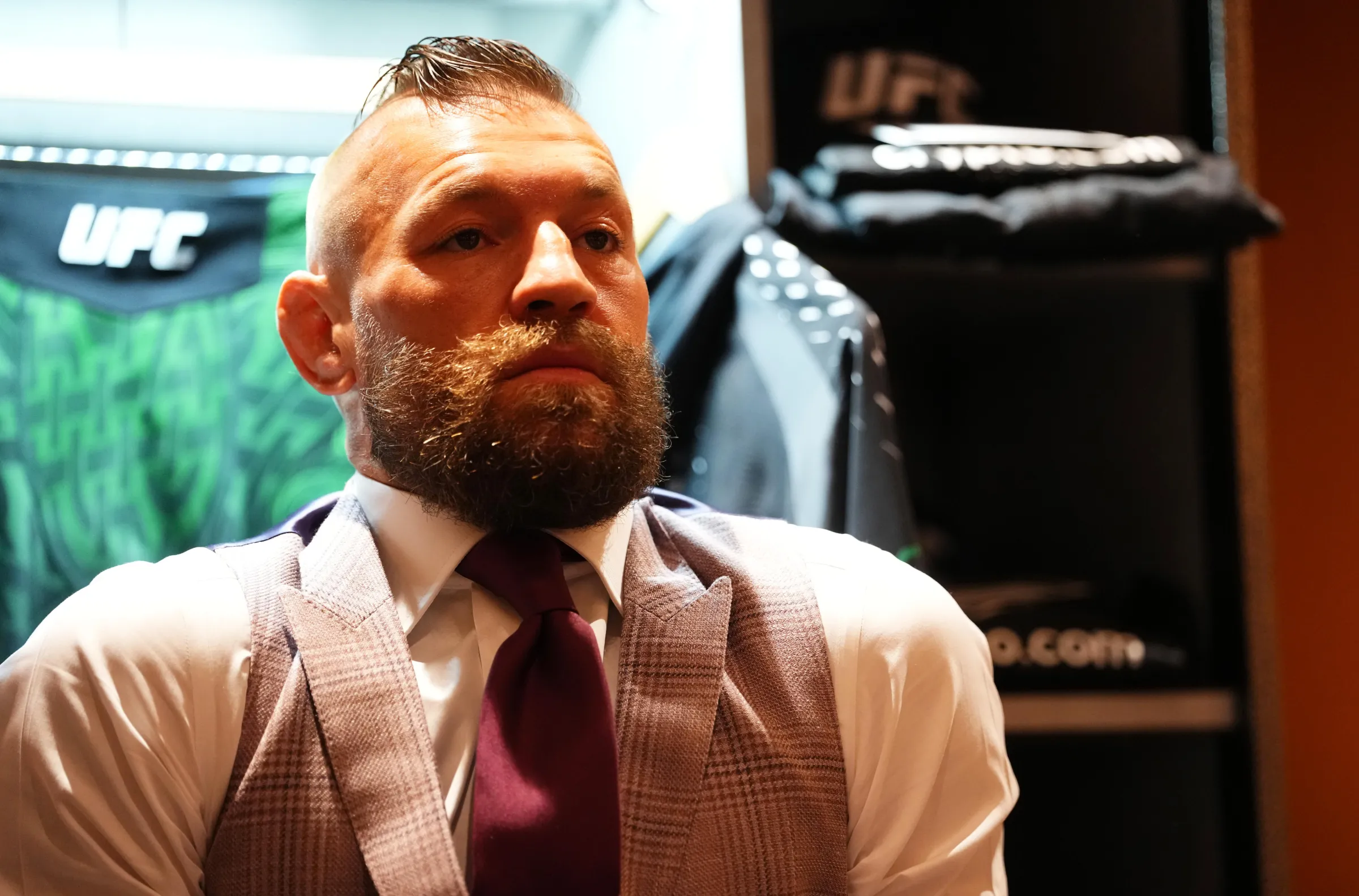 Vídeo Viral: Conor McGregor, com joelho lesionado, trava batalha épica contra drone por lata de Mac Energy