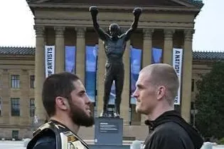 UFC 330: Surpresa na Filadélfia! Ian Machado Garry Não ‘Esmaga’ Islam Makhachev em Faceoff na Estátua do Rocky, Mudando Expectativas para a Luta Principal