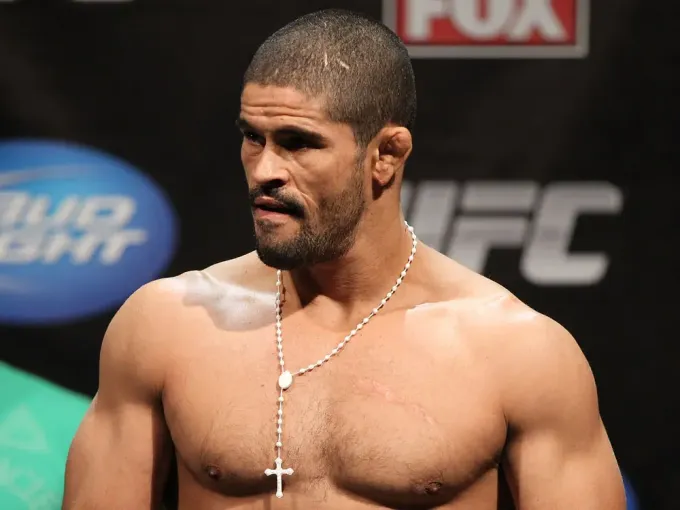 VÍDEO: Ex-lutador do UFC, Rousimar Toquinho, discute e é acusado de agressão por entregador de aplicativo em Divinópolis, MG