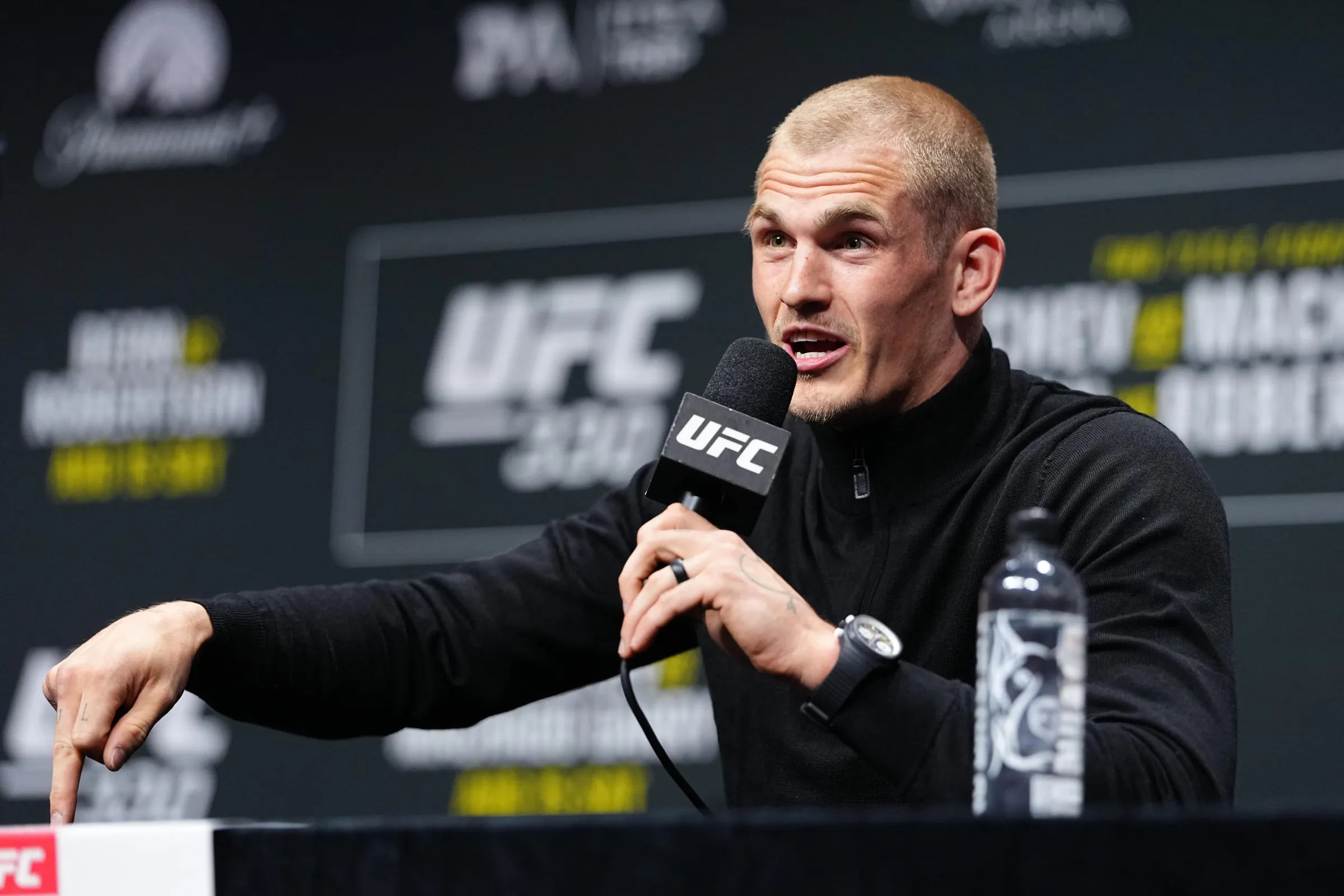 Ian Garry Reage às Vaias dos Fãs na Coletiva do UFC 330 e Promete: ‘Me Chamem de Grande’ Após Lutar Contra Islam Makhachev