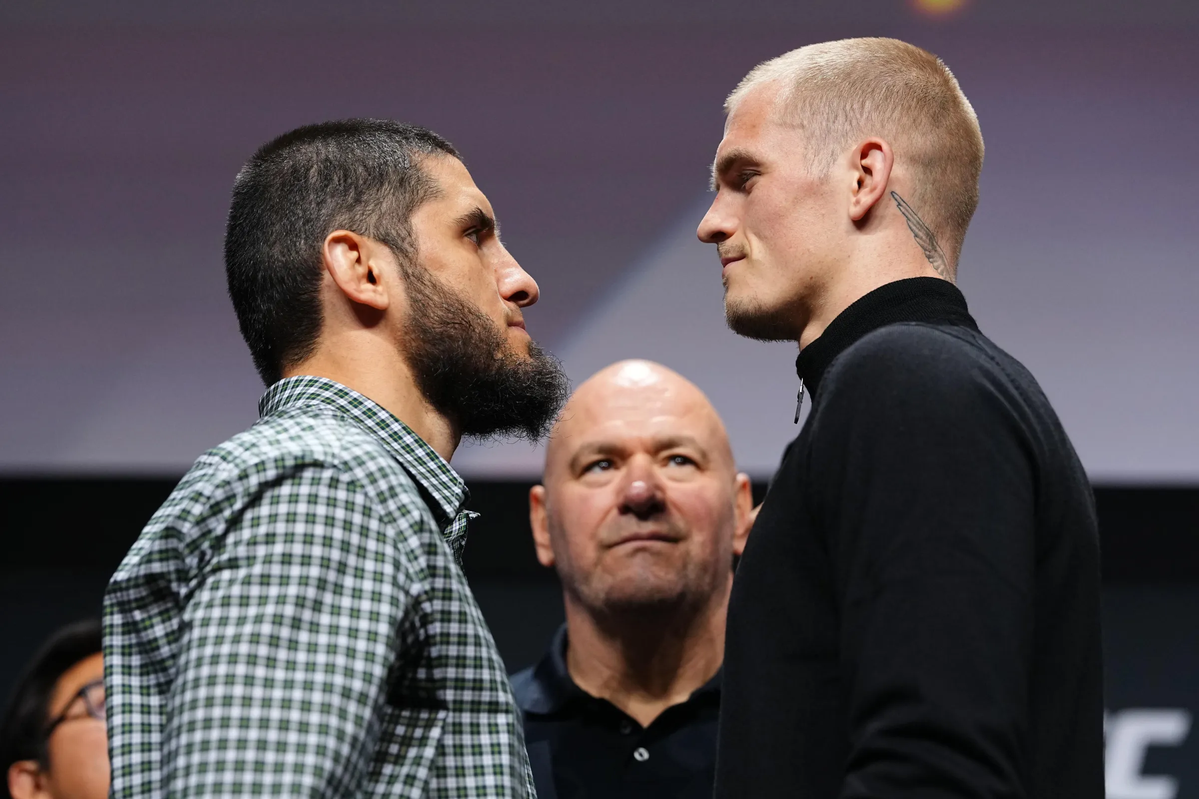 UFC 330: Islam Makhachev busca recorde histórico contra Ian Machado Garry e defende cinturão; veja horários e card completo