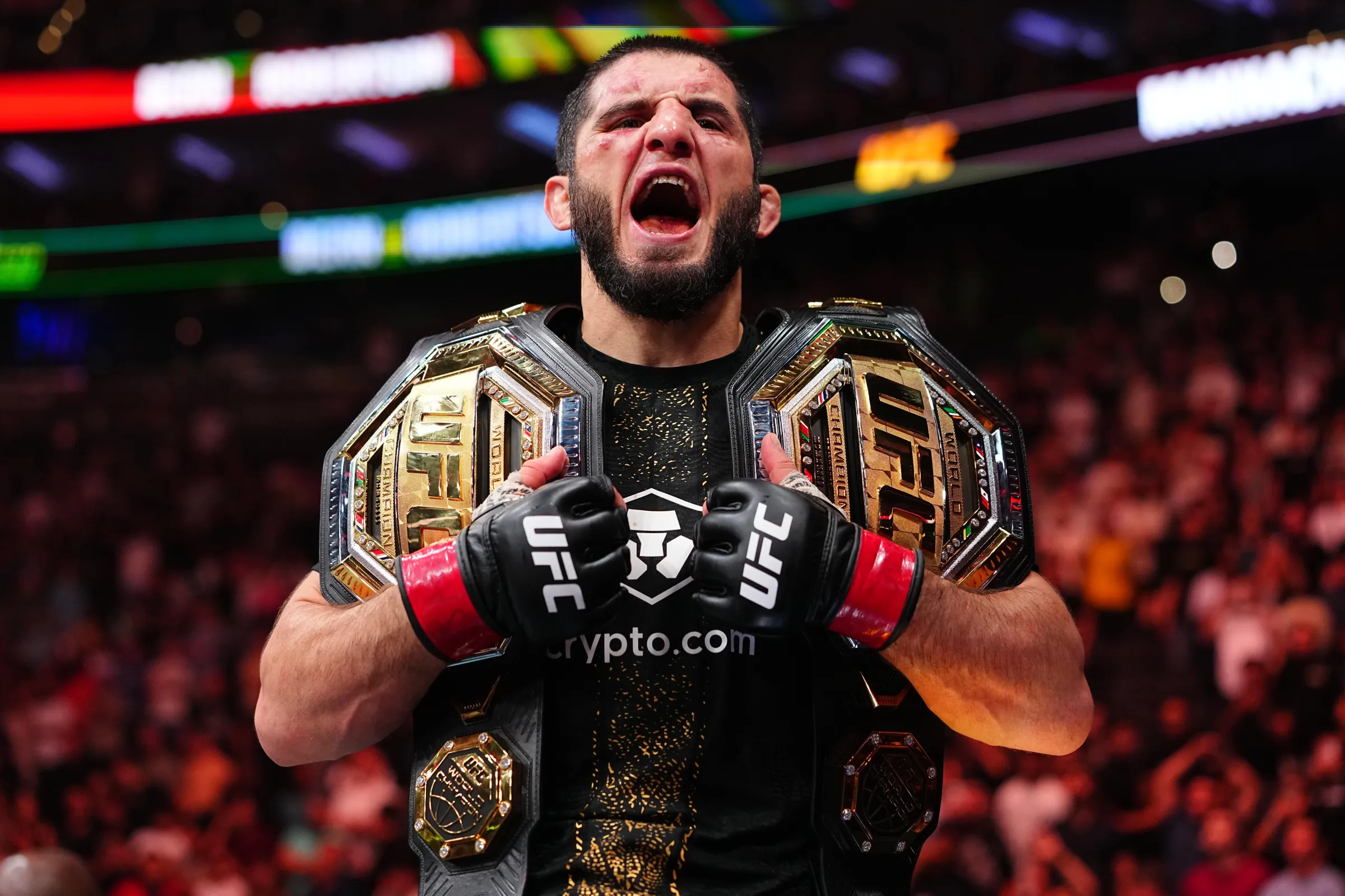Max Holloway Questiona Islam Makhachev por Exibir Dois Cinturões do UFC: ‘Por Que Você Anda Com Duas Faixas?’ Entenda a Polêmica dos Títulos no MMA