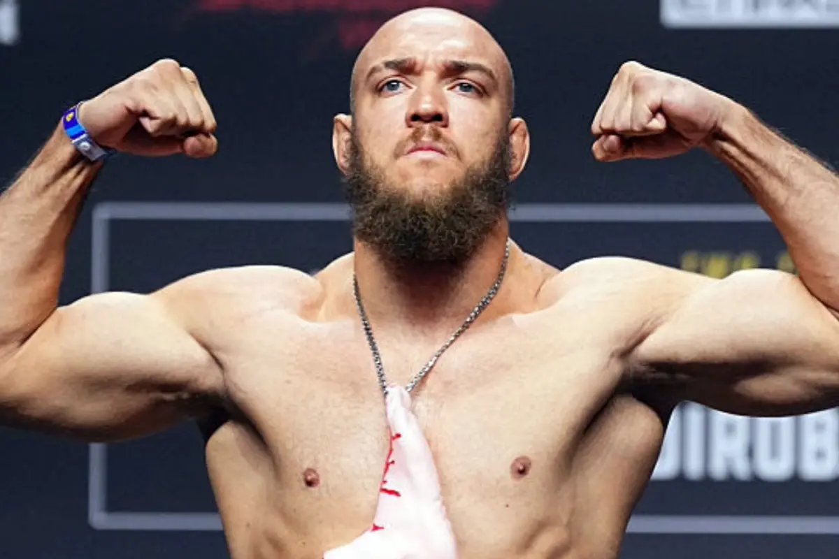 Valter Walker ‘devora pé’ de Derrick Lewis em vídeo viral e desafia lenda dos pesos pesados do UFC, impulsionado por recorde histórico