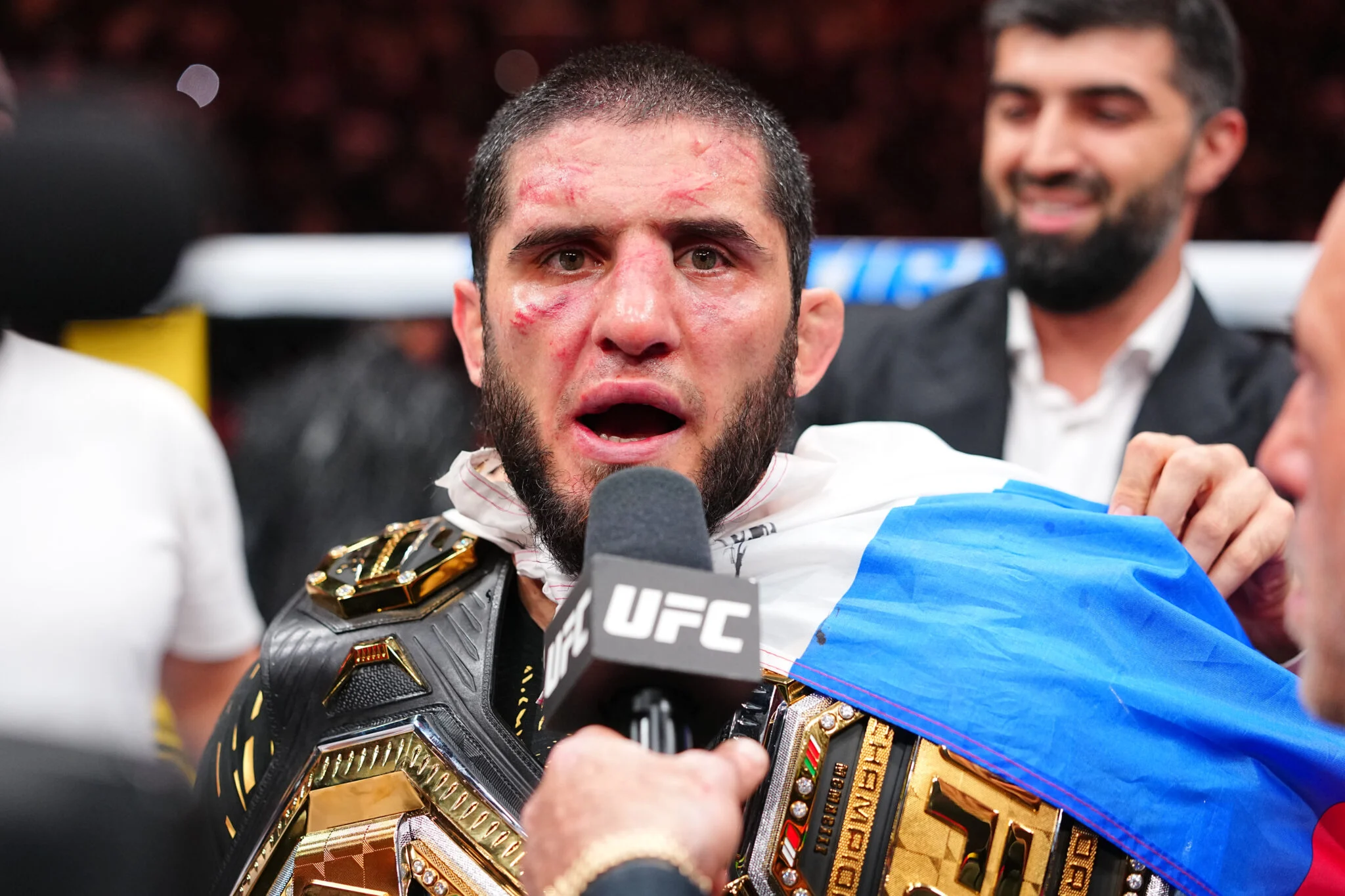 Islam Makhachev rebate Merab Dvalishvili por polêmica da bandeira russa no UFC 330 e o manda ‘ficar quieto’
