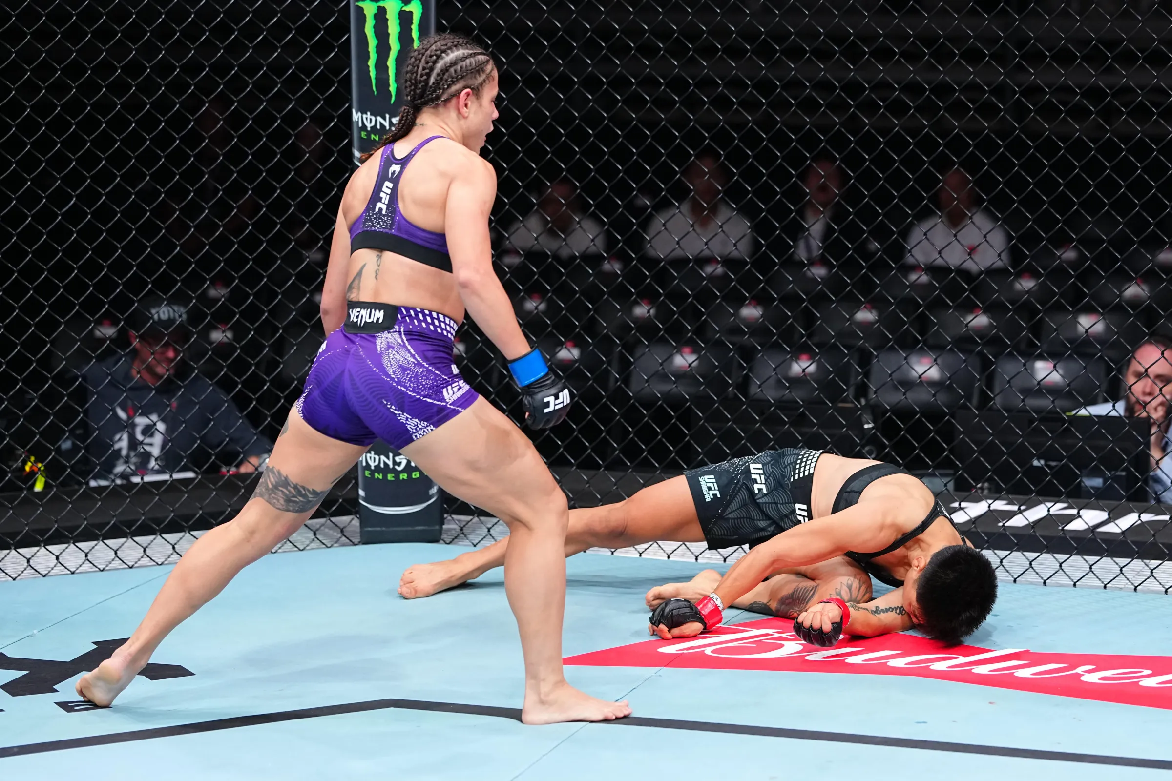 Julia Polastri Choca o Mundo no UFC Shanghai com Nocaute Brutal de Chute na Cabeça Contra Xiong Jingnan, Veja o Vídeo!