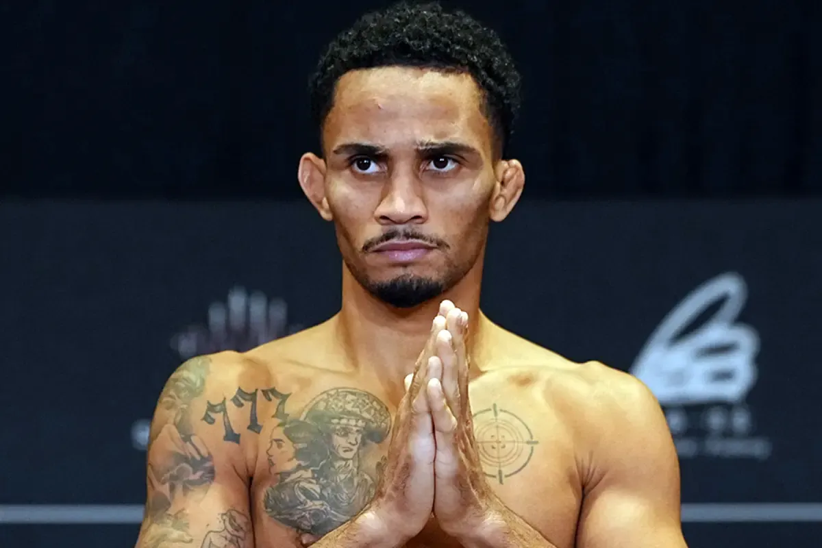 UFC Xangai: André Mascote Choca Fãs com Guilhotina Apertada Após Domínio Implacável em Pé e Erro Crucial do Rival