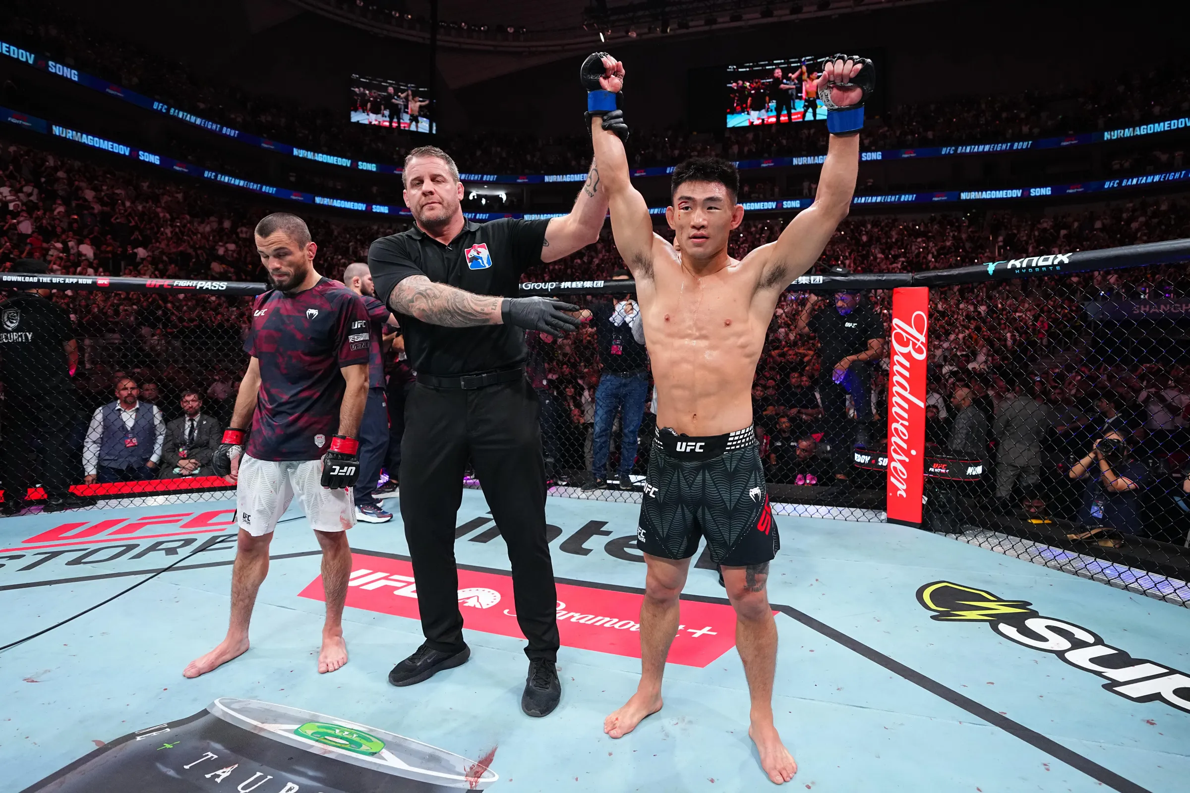 Song Yadong Defende Usman Nurmagomedov Após Incidente Tenso no UFC Shanghai: ‘Eu Realmente Entendo a Reação de um Irmão’