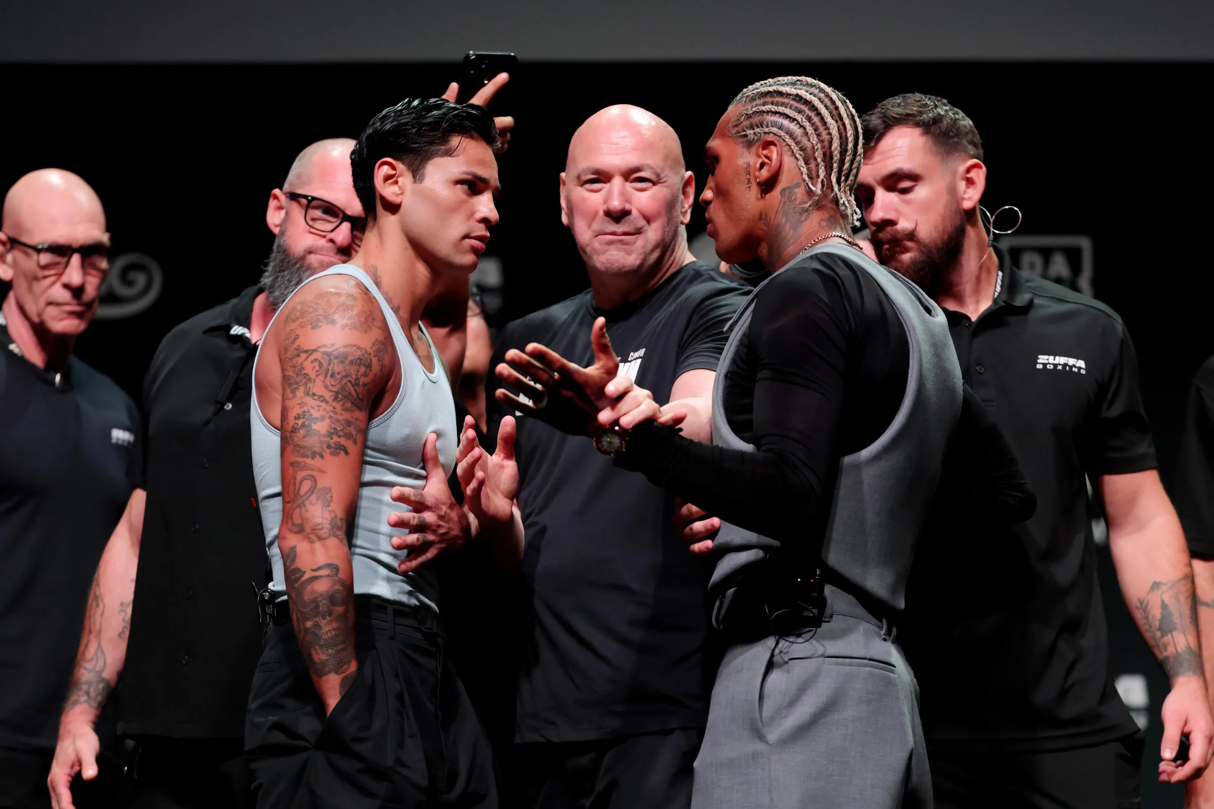 Dana White Intervém em Encarada Caótica de Ryan Garcia vs. Conor Benn: “Vocês Estão Me Assustando!”