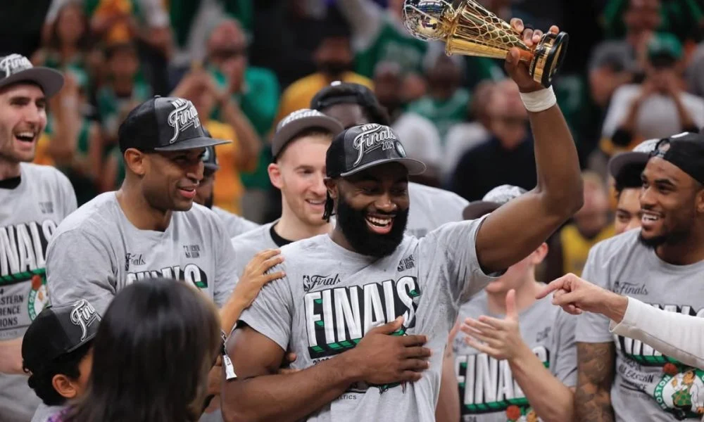 Astro da NBA Jaylen Brown viraliza em luta de exibição de boxe na Nigéria e revela forte ligação familiar com a nobre arte
