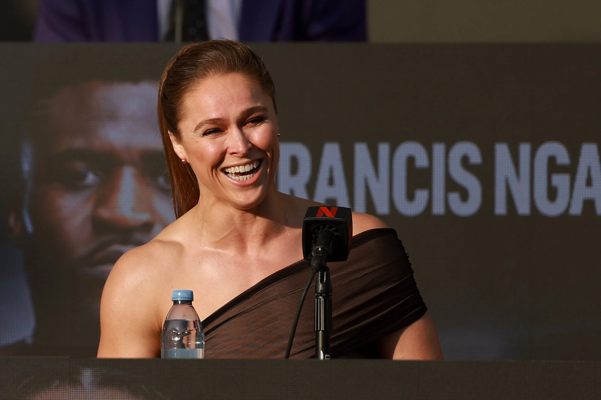 Ex-lutador do UFC surpreende ao sugerir Ronda Rousey para substituir Dana White no comando do MMA: ‘O tempo dele no esporte já passou’