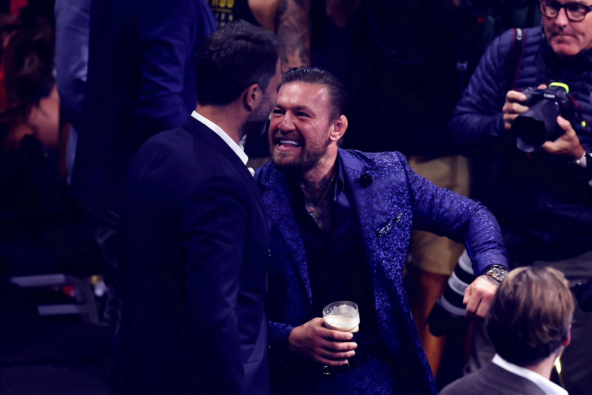 Daniel Cormier Crava Previsão Sobre Luta de Conor McGregor no UFC: Enfrentar Justin Gaethje pelo Cinturão Leve Seria um Erro Histórico?