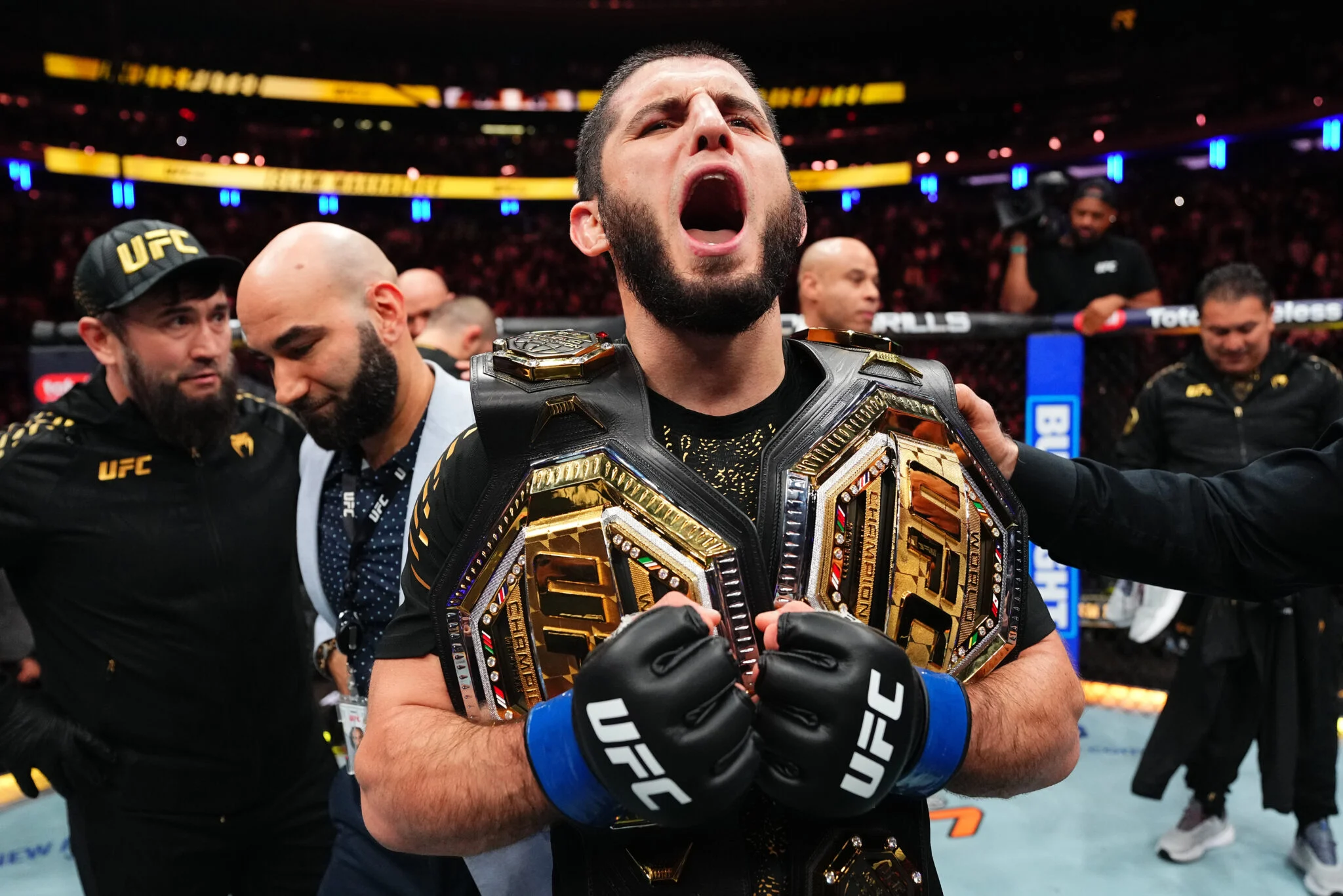 Islam Makhachev Protagonizará Primeiro Grande Evento Numerado do UFC em 2027 Contra Carlos Prates
